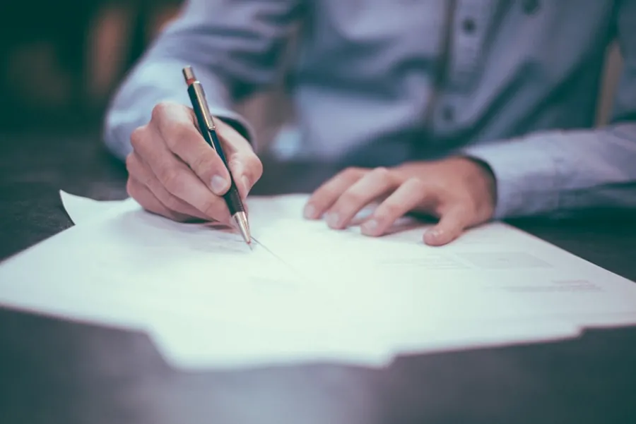 Responsable achats en train de négocier un contrat d'énergie professionnel avec un fournisseur
