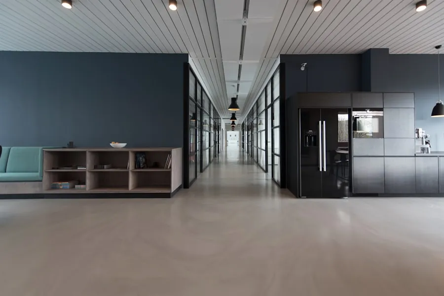Équipe de bureau en réunion dans un openspace tertiaire