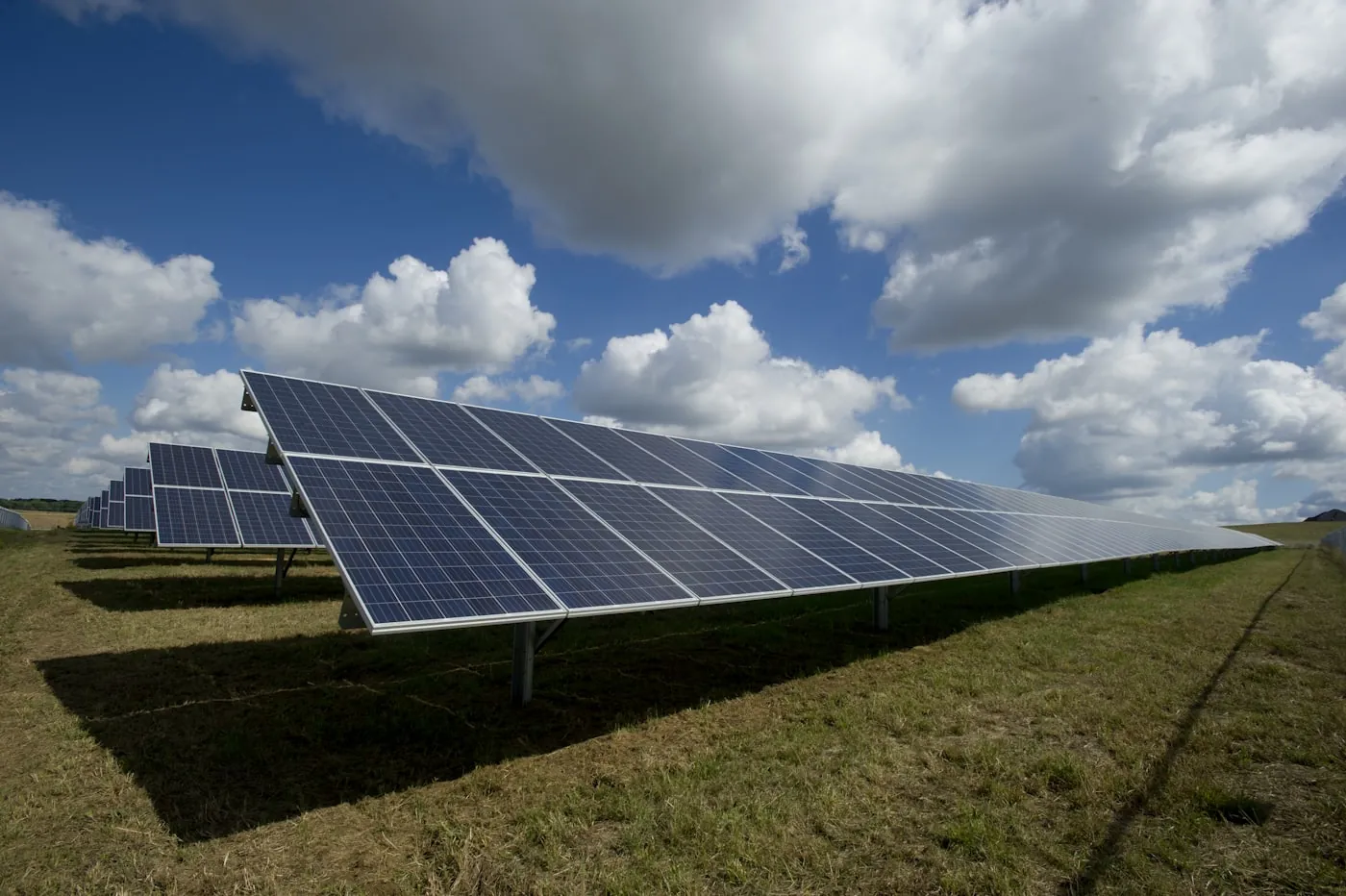 Panneaux solaires sur toiture industrielle en autoconsommation